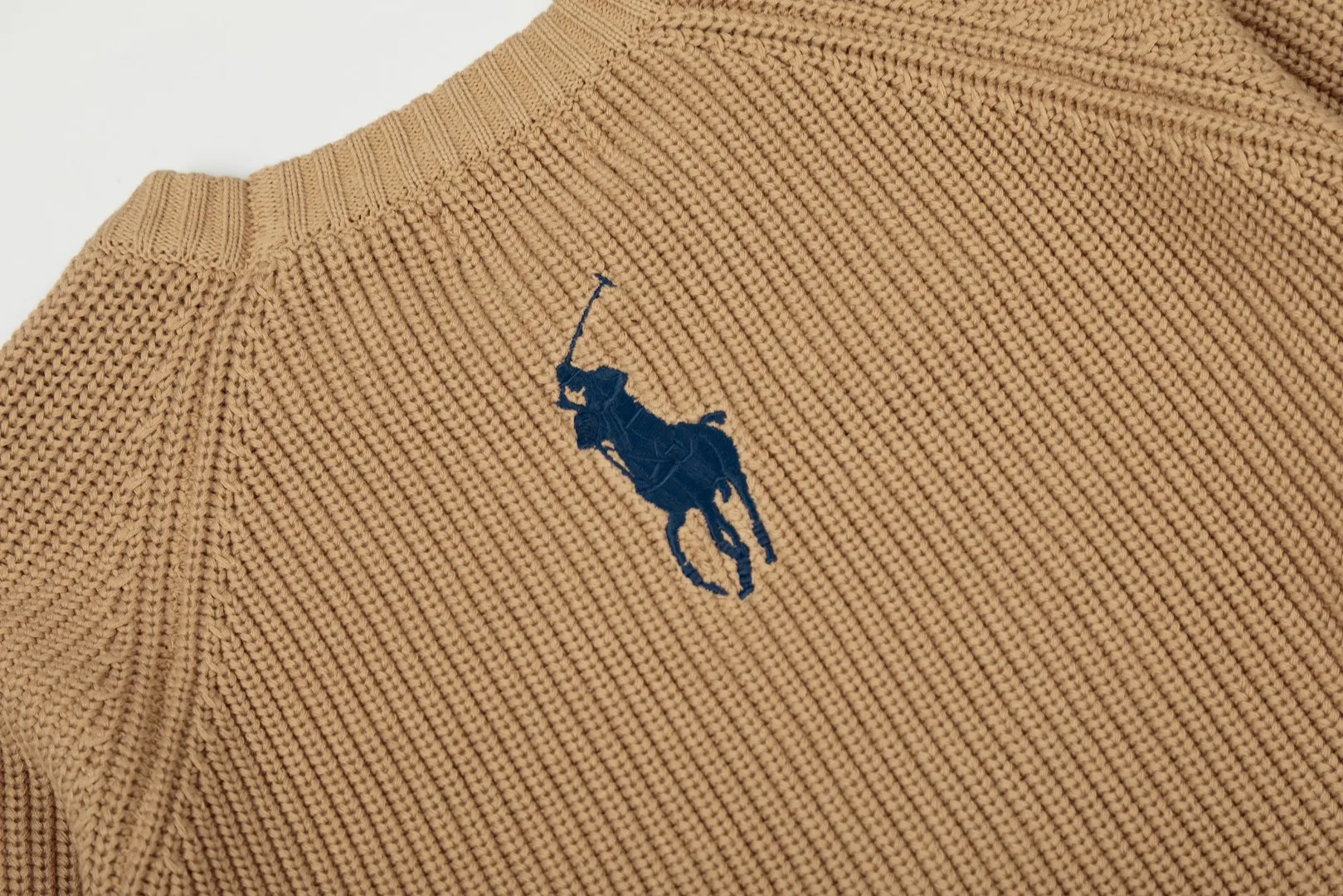 P220 Top quality" Style number: DS812# (not off the shelves all year round) [Ralph Lauren round neck piqué knitted sweater with war horse embroidery on the front and back] ✅Ralph Lauren classic basic versatile round neck pullover sweater for men and women ✅Main supply platform live broadcast Wholesale entity Replenish if out of stock Not removed from the shelves ✅ZP quality 1:1 version Scan the code to enter the GF website Counter quality ✅Detailed quality The only one in Guangzhou Imported quality cotton yarn Mainly high-end, cost-effective, good quality needless to say ✅The version is restored to the original order, the maximum size can be worn up to 200 pounds, loose, comfortable and stress-free ✅The upper body is simple and easy to match, ootd must-have style, good-looking clothes are never picky, a must-have item in the wardrobe is recommended. Size: S-XL Color: White, gray, khaki, navy blue, brown, burgundy, black with white label, black with red label